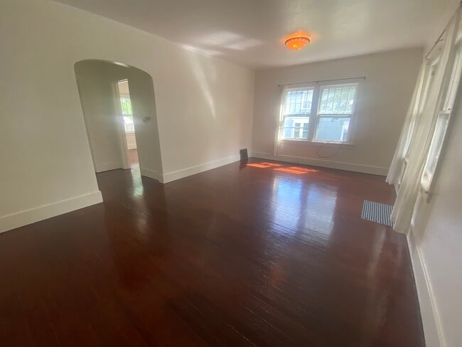 Building Photo - 404 E Davenport St