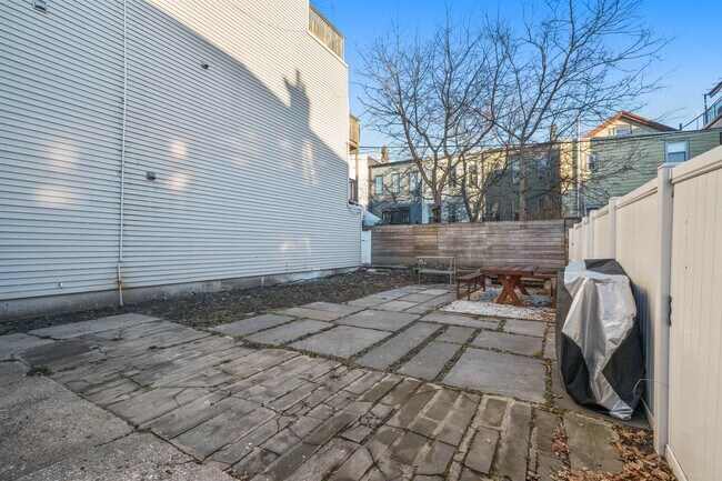 Building Photo - 392 Palisade Ave