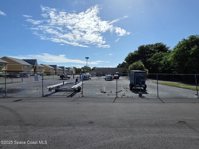 Building Photo - 236 Bristol Ct