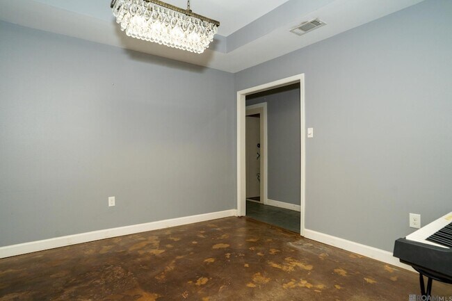 Building Photo - 3736 Sessions Dr