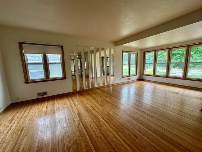 Building Photo - Beautiful Single Family Home Across from L...