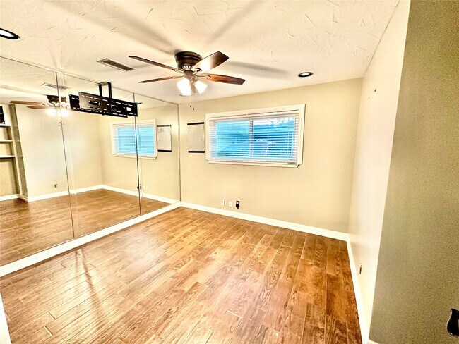 Building Photo - 2750 Manila Ln