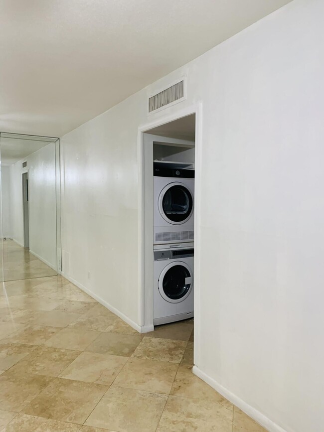 Building Photo - 100 Royal Palm Way