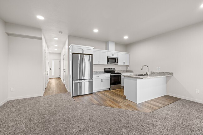Building Photo - 2028 Sunset Dr