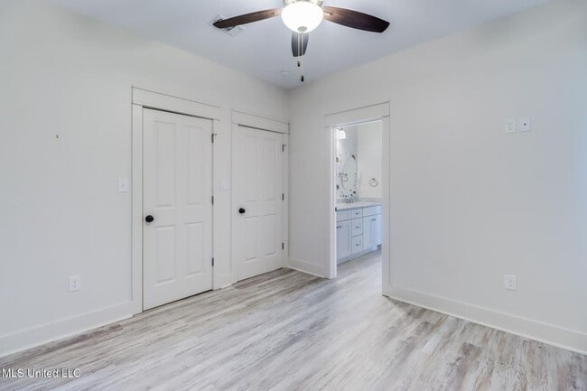 Building Photo - 238 Lovers Ln