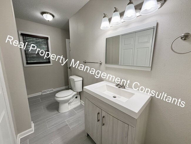 Building Photo - Charming 3 Bed Home with Modern Updates in...