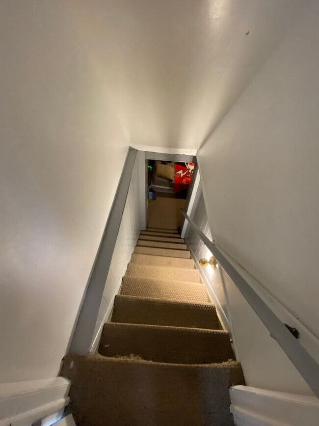 Building Photo - 3 Bedroom Single Family Home with giant ba...