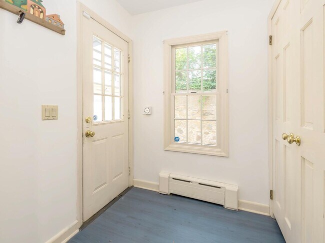 Building Photo - 221 Manhasset Ave