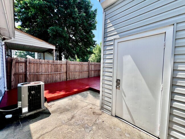 Building Photo - Gorgeous townhouse in the heart of Virgini...
