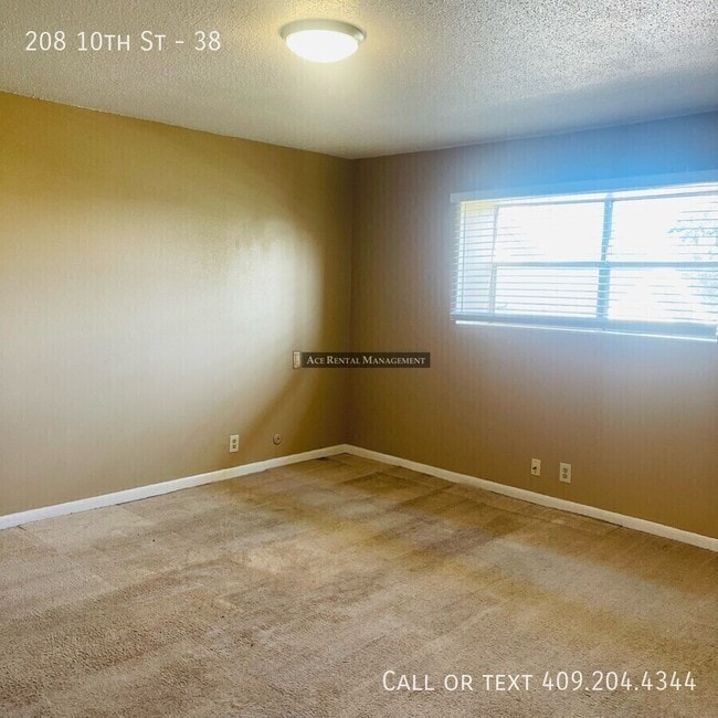 Building Photo - 208 S 10th St