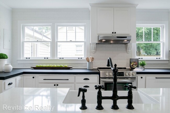 Building Photo - 3 br, 2 bath House - 65 Bishop Lane S