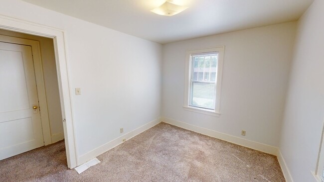 Building Photo - 4 Bedroom House Available August 1st, 2026