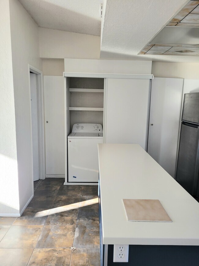 Building Photo - 3962 Haines St