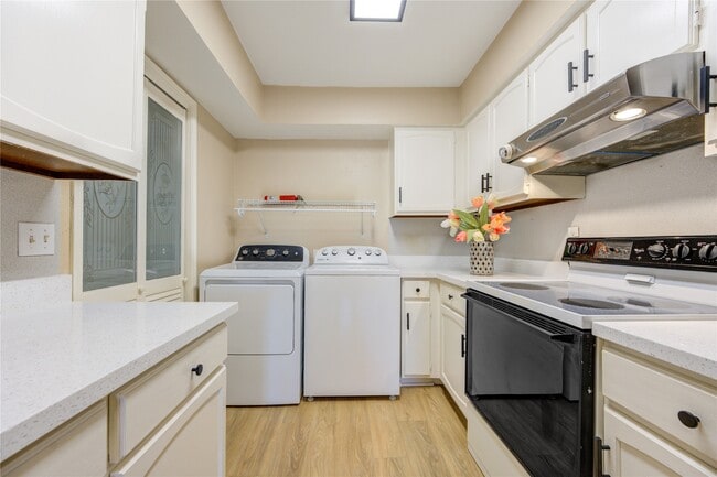 Building Photo - 351 N Post Oak Ln