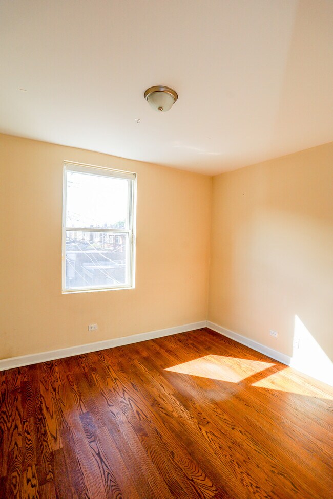 Building Photo - 2043 W Arthur Ave