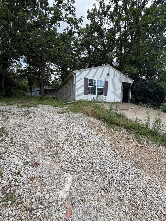 Building Photo - 3 Bedroom | 2 Bathroom | 1,100 square feet | Merriam Woods MO!