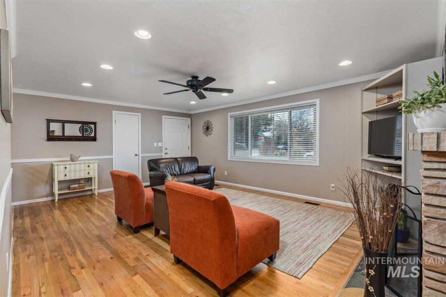 Living Room - 320 Mark St