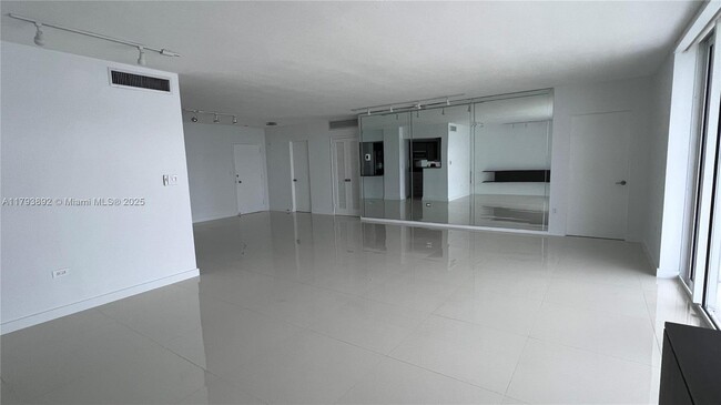 Building Photo - 200 Ocean Ln Dr