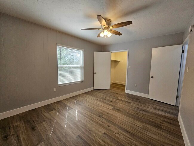 Building Photo - 1530 Live Oak Dr
