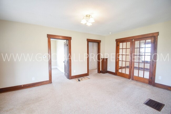 Building Photo - 2-Bedroom Farmhouse