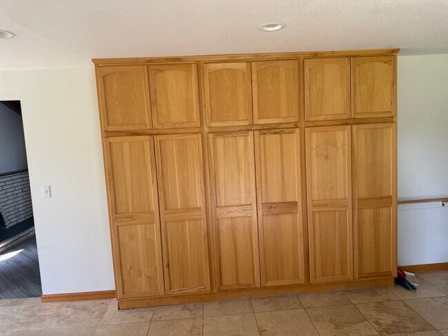 Building Photo - Large Mount Vernon Home on Acreage