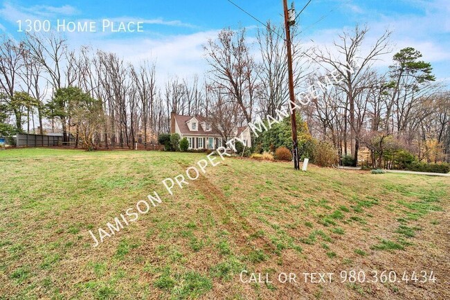 Building Photo - 1300 Home Pl