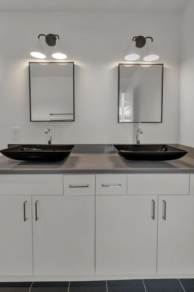 Building Photo - Modern Living In East Nashville!