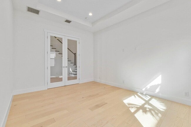 Building Photo - 9237 Crestview Cir