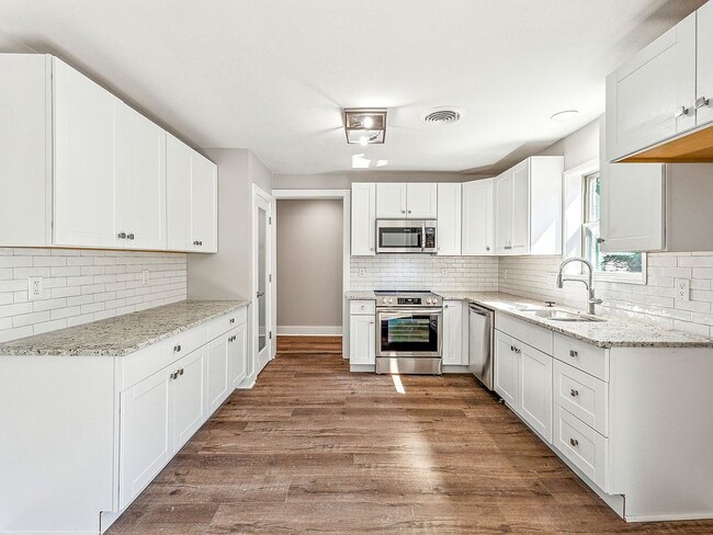 Building Photo - 302 W Collins St