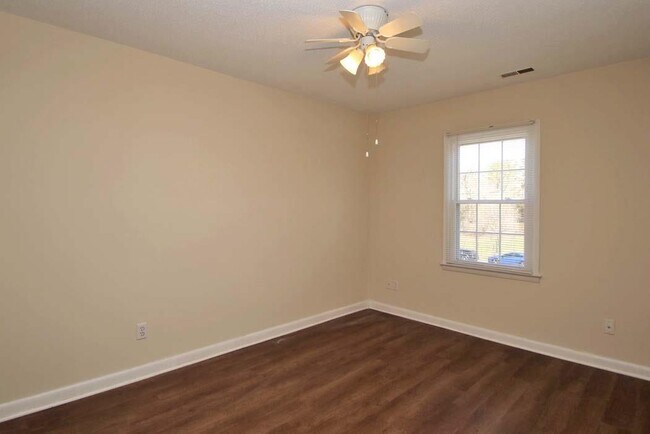 Building Photo - 1410 Country Club Ct