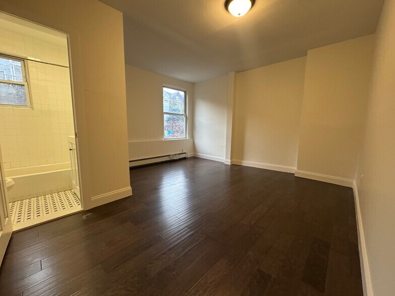 Building Photo - 194 Hall St