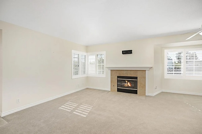 Building Photo - Unit 28E