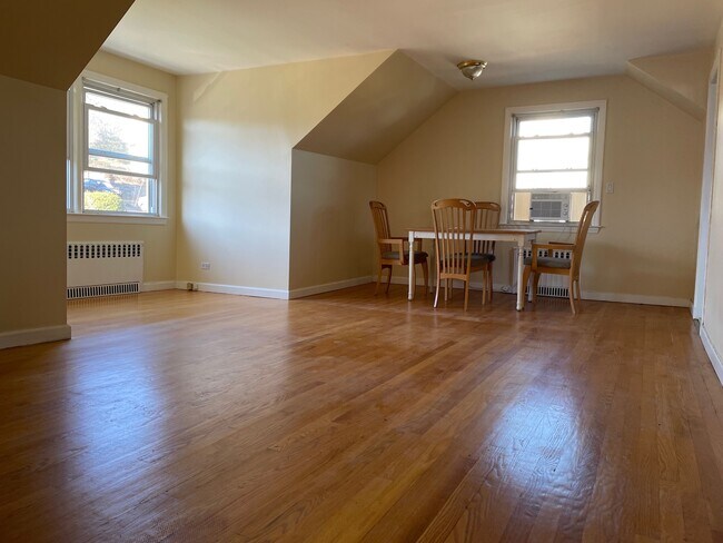 Living Area - Dining Area - 167 Adelphi Ave