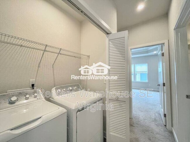 Building Photo - 1724 Defiance Dr