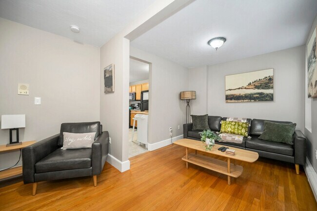 Building Photo - 370 Hanover St