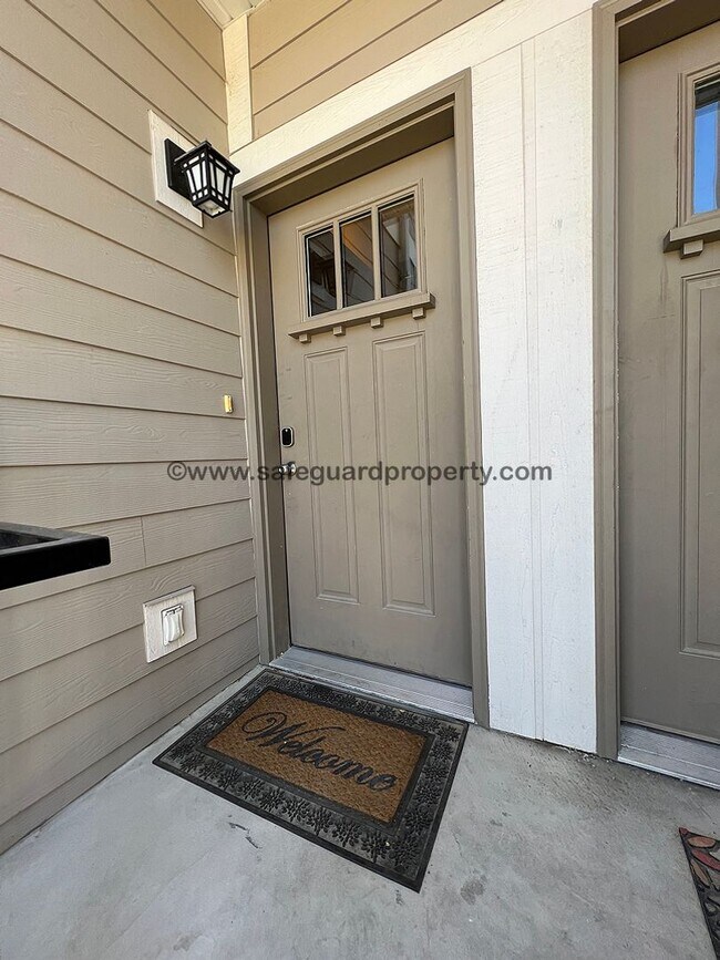 Building Photo - Stunning Townhome in Draper Creekside Comm...