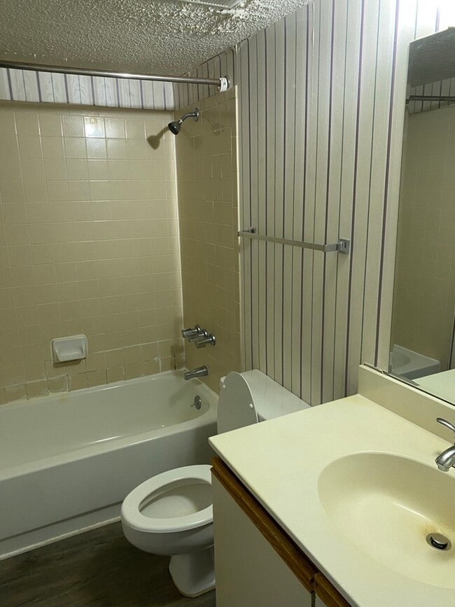 Building Photo - 1600 Park Cir