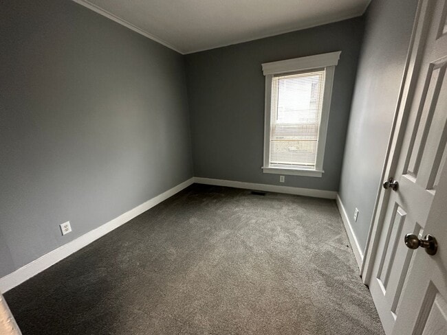 Building Photo - 619-621 Oakhill Ave