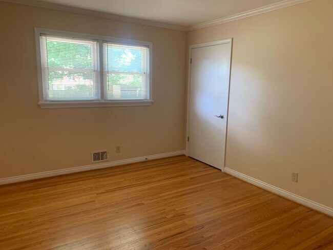 Building Photo - Gorgeous, Updated 3 Bedroom, 2 Bath Ranch ...