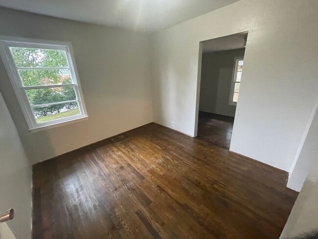 Building Photo - 3 bedroom 1 bath house available!  Freshly...