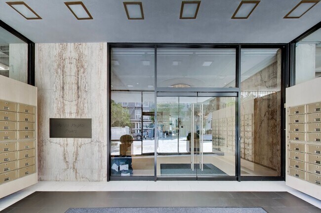 Building Photo - 2200 Sacramento St