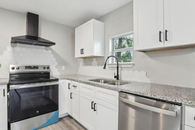 Building Photo - Beautifully Remodeled 3/1.5 Home in Historic Denver Heights with Modern Upgrades and a Park-Like ...