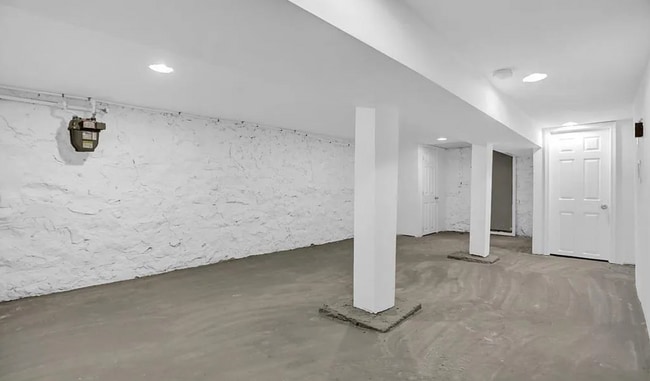 Building Photo - Beautifully Updated Townhome