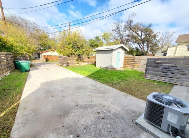 Building Photo - Modern 2-Bed / 2-Bath in Dignowity Hill with Off-Street Parking
