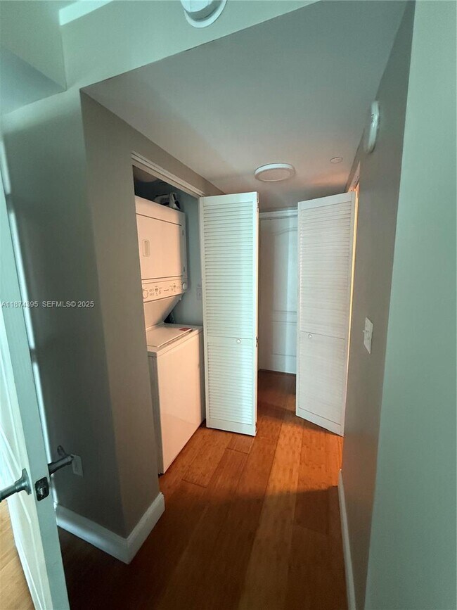 Building Photo - 2101 Brickell Ave