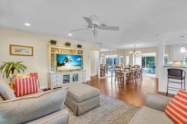 Building Photo - 2732 Valencia Dr