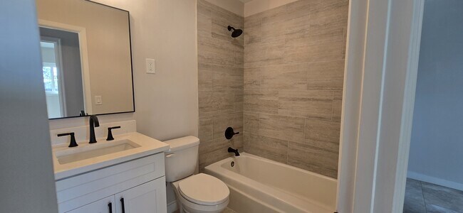 Building Photo - 802 W 17th St