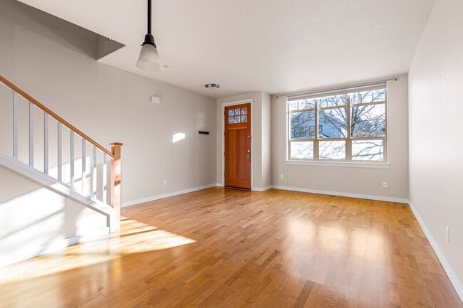 Building Photo - 929 SE Marion St