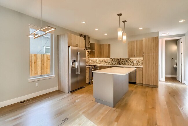 Building Photo - 3 bedroom Townhome + 2 Large Flex Spaces &...