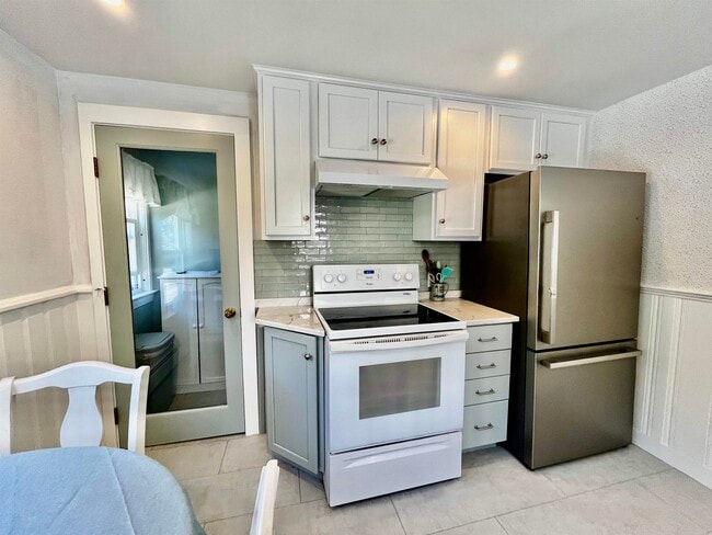 Building Photo - 15 Manor Dr